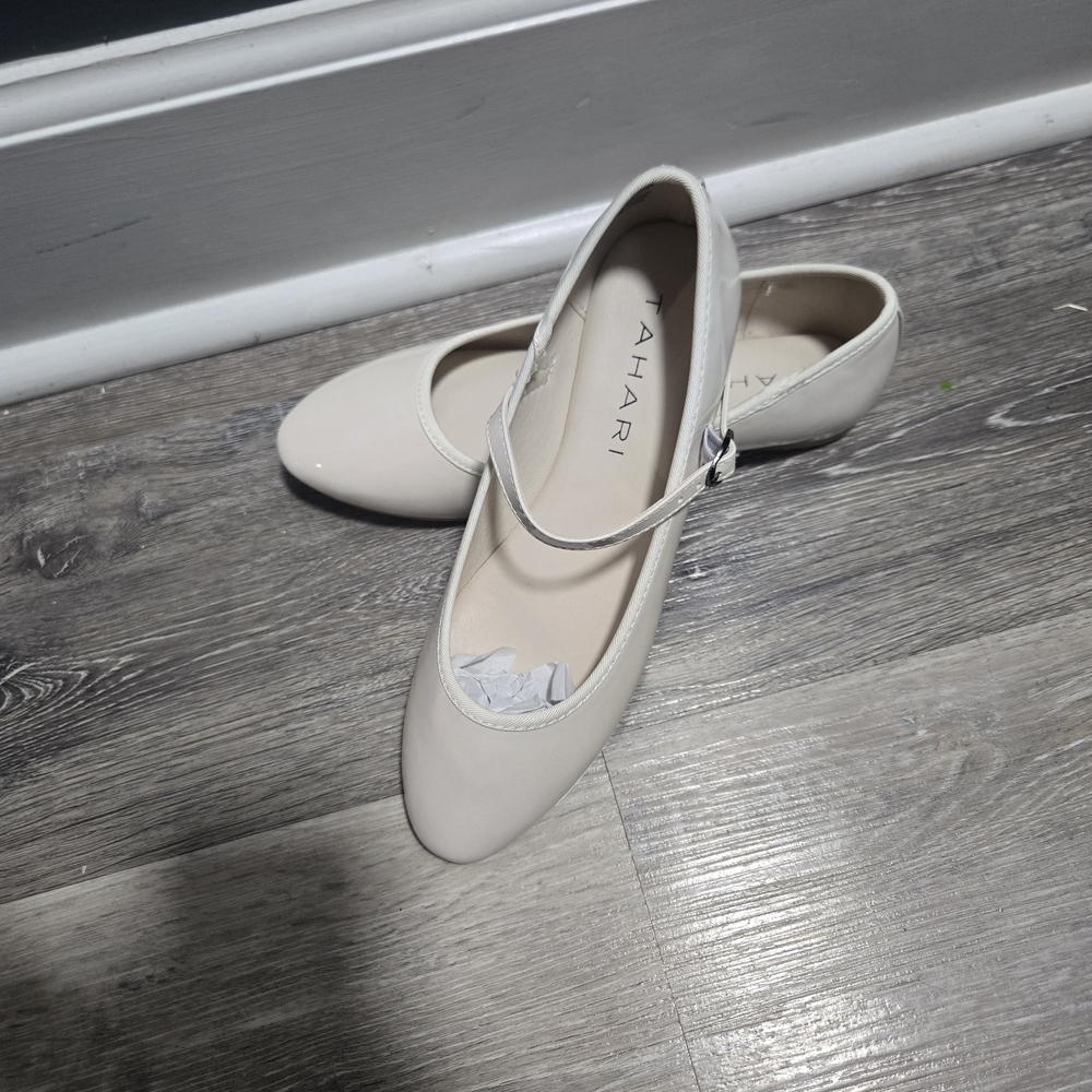 Tahari Vienna Ivory Patent Ballet Flats Size 7 - Picture 2 of 7